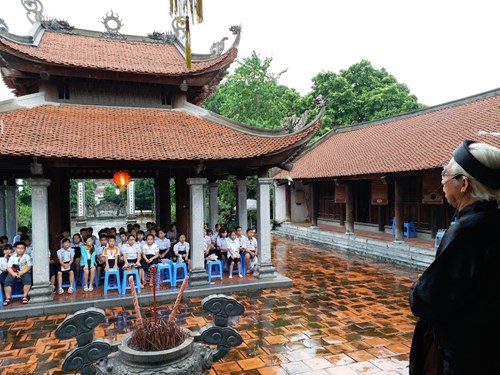 Học sinh trường Tiểu học Thạch Bàn B tham quan di tích lịch sử địa phương đình Bắc Biên, đình Thanh Am